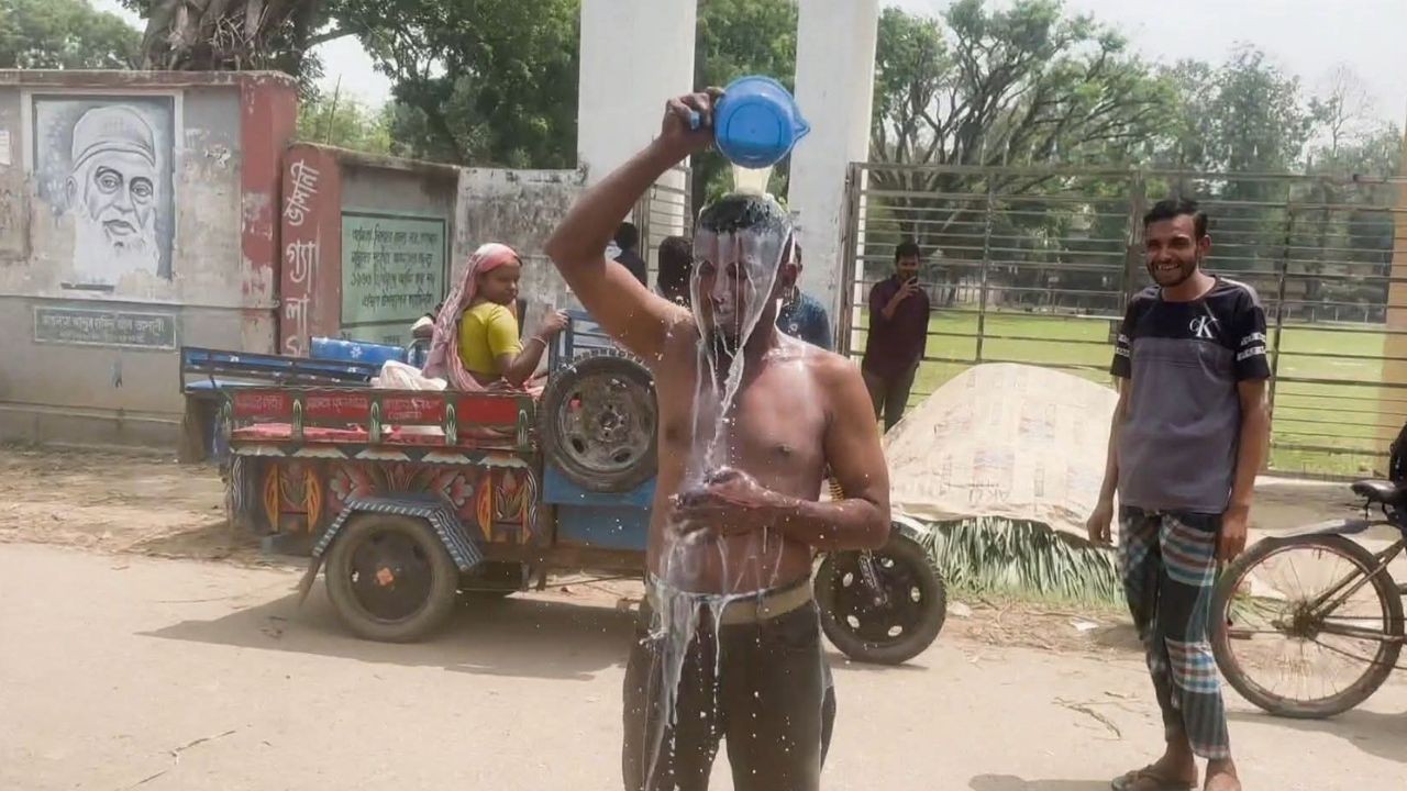 জয়পুরহাটে দুধ দিয়ে গোসল করে  জুয়া ছাড়ার শপথ যুবকের 